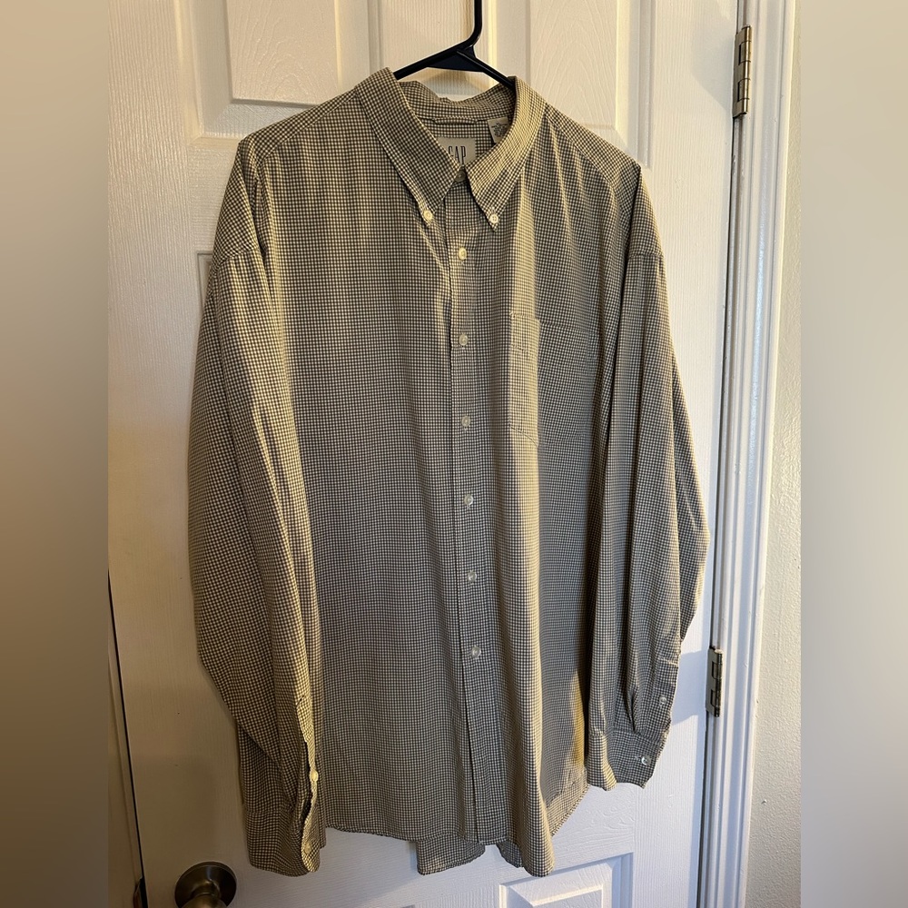 Gap Men’s Plaid Button Down Size: XL